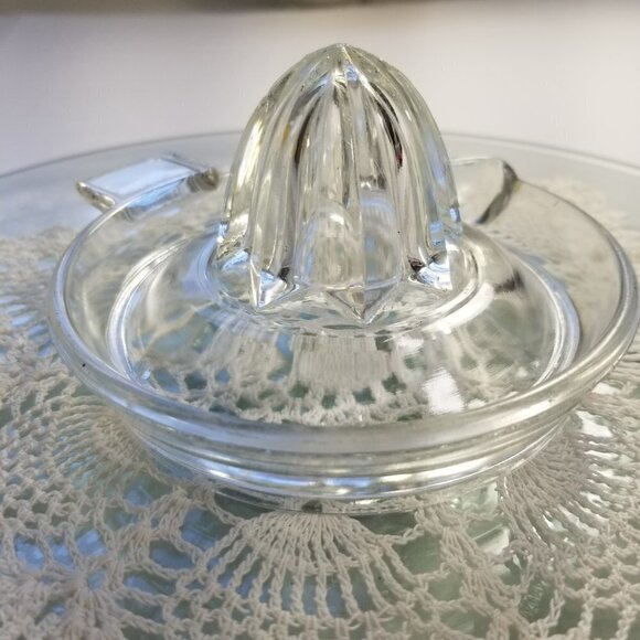 Vintage Juicer Reamer Small Clear Glass Flat Thumb Rest For Citrus Barware (L13) - Picture 7 of 12